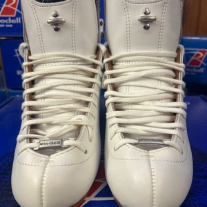 New Old Stock Riedell Senior 3030 Aria White Boot Size 6.5 Width C/B