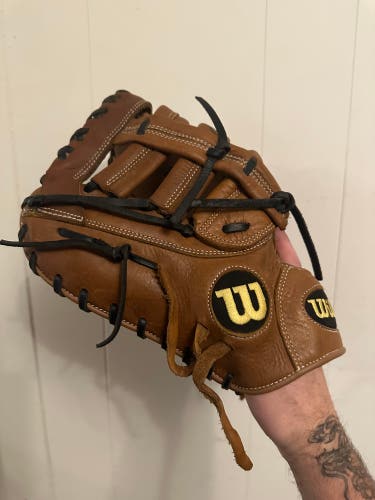 Wilson A900 Left Hand Throw 1st baseman mitt 12”