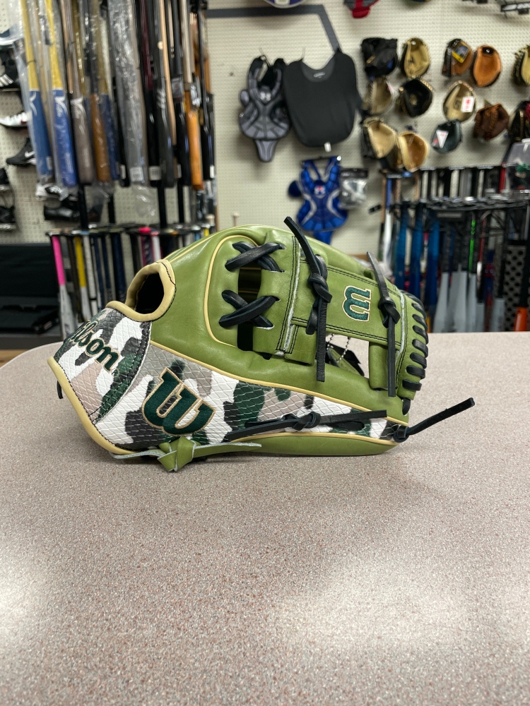 Wilson A2000 1975 November 2023 Glove of the Month