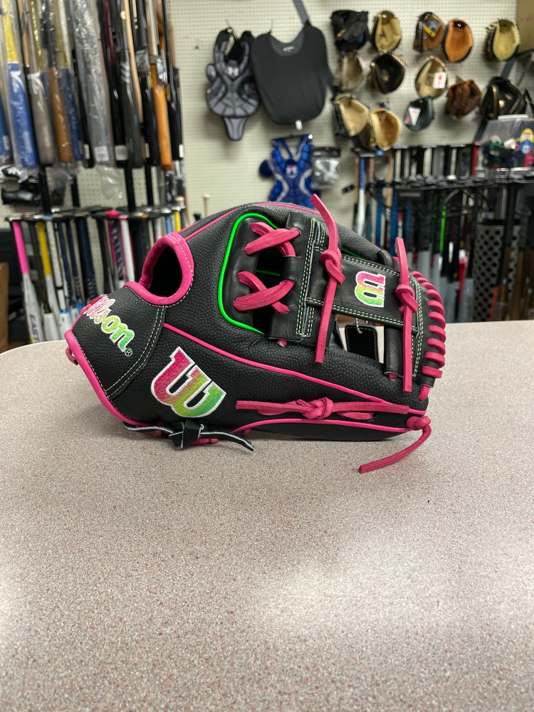 Wilson A2000 1975 August 2023 Glove of the Month