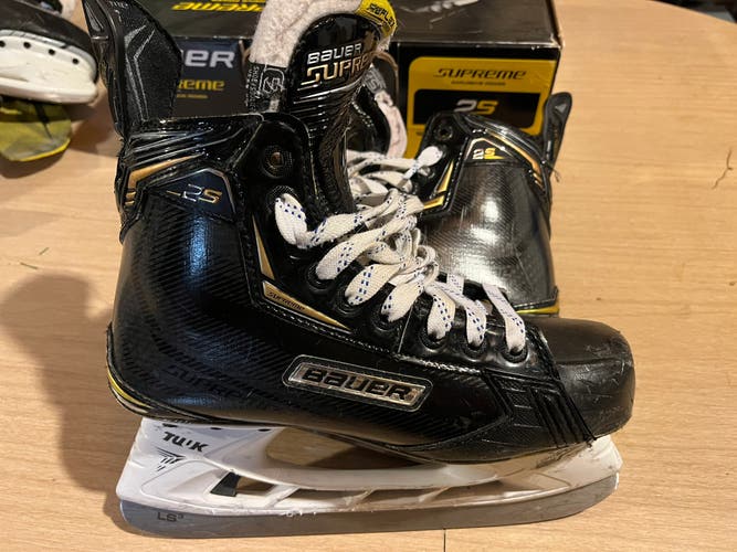 Used Bauer Regular Width  Size 5.5 Supreme 2S Hockey Skates
