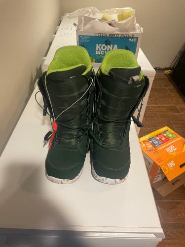 Men's Size 12 (Women's 13) Burton All Mountain Moto Snowboard Boots