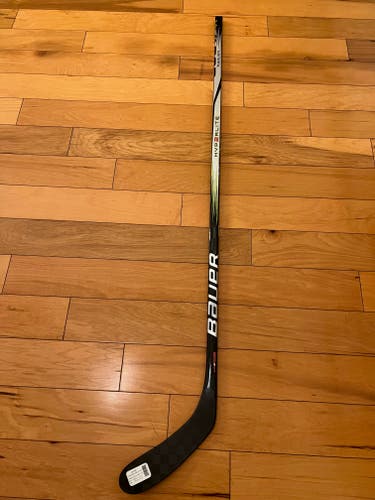 New Bauer Hyperlite 2 Hockey Stick P28/77 Flex/Right Handed
