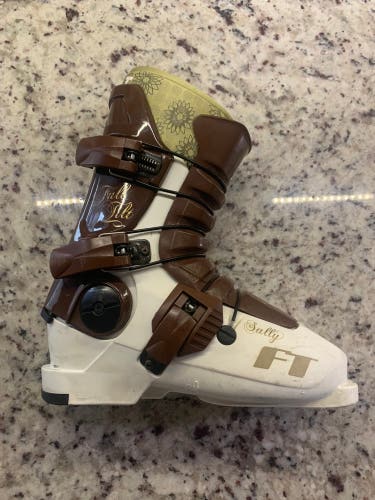 Full Tilt Women’s Ski Boot 25 - 25.5 Sally Great Condition