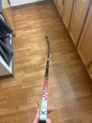 New Right Handed Vapor Hyperlite League Hockey Stick P28