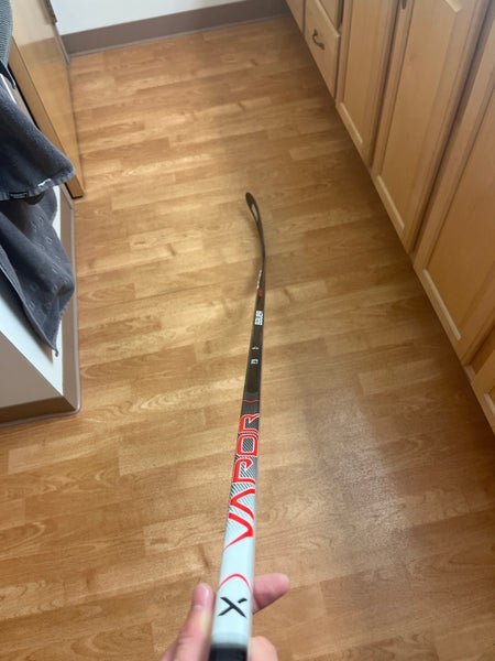 New Right Handed Vapor Hyperlite League Hockey Stick P28