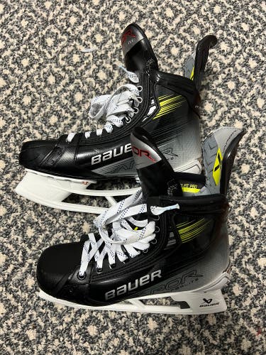 New Bauer Regular Width   Size 9 Vapor Hyperlite 2 Hockey Skates