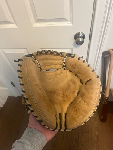 A2000 catchers mit black and white - M1 Pro stock 33.5 - Great Condition