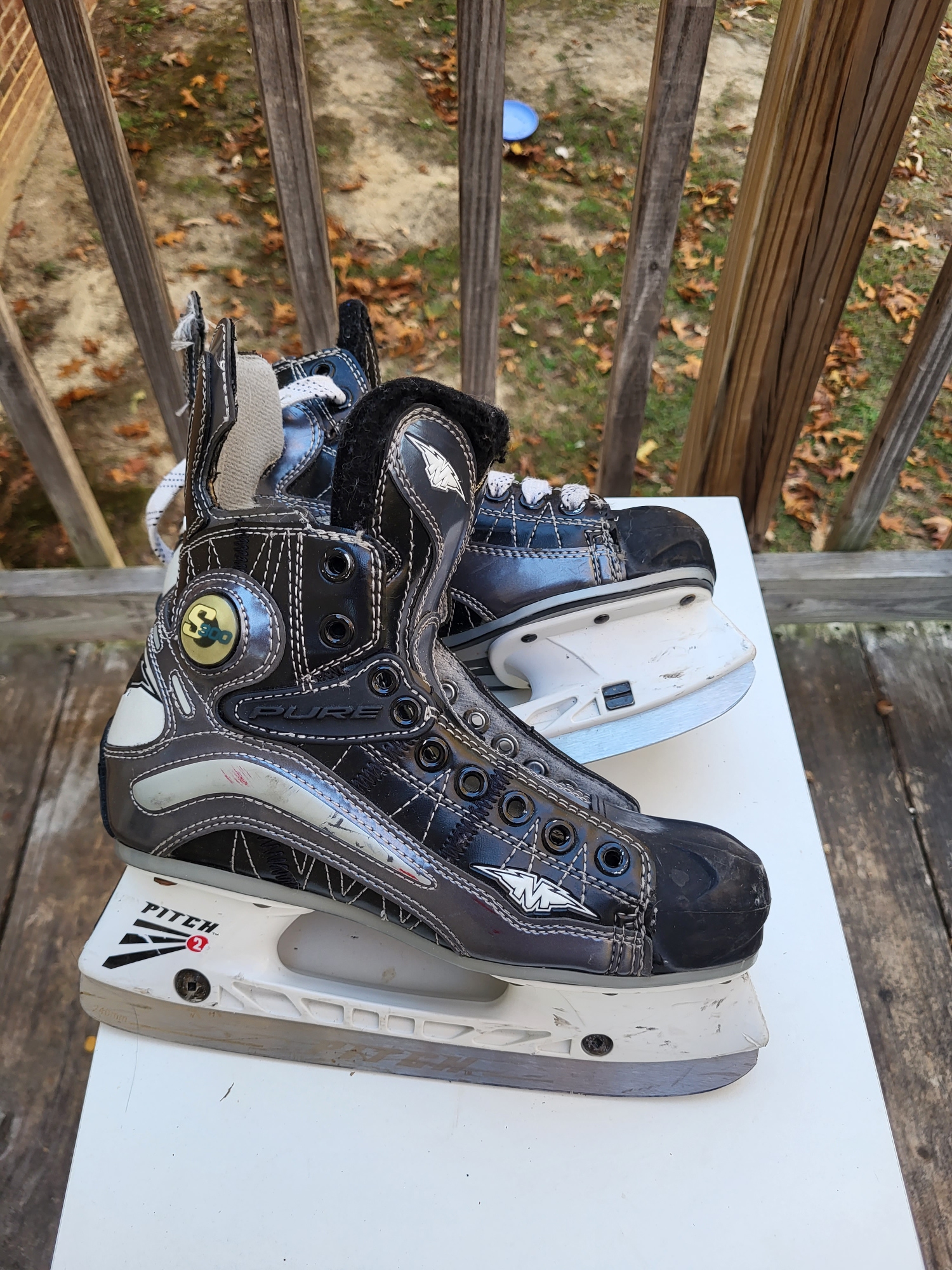 Junior Used Mission S300 Hockey Skates Size 5