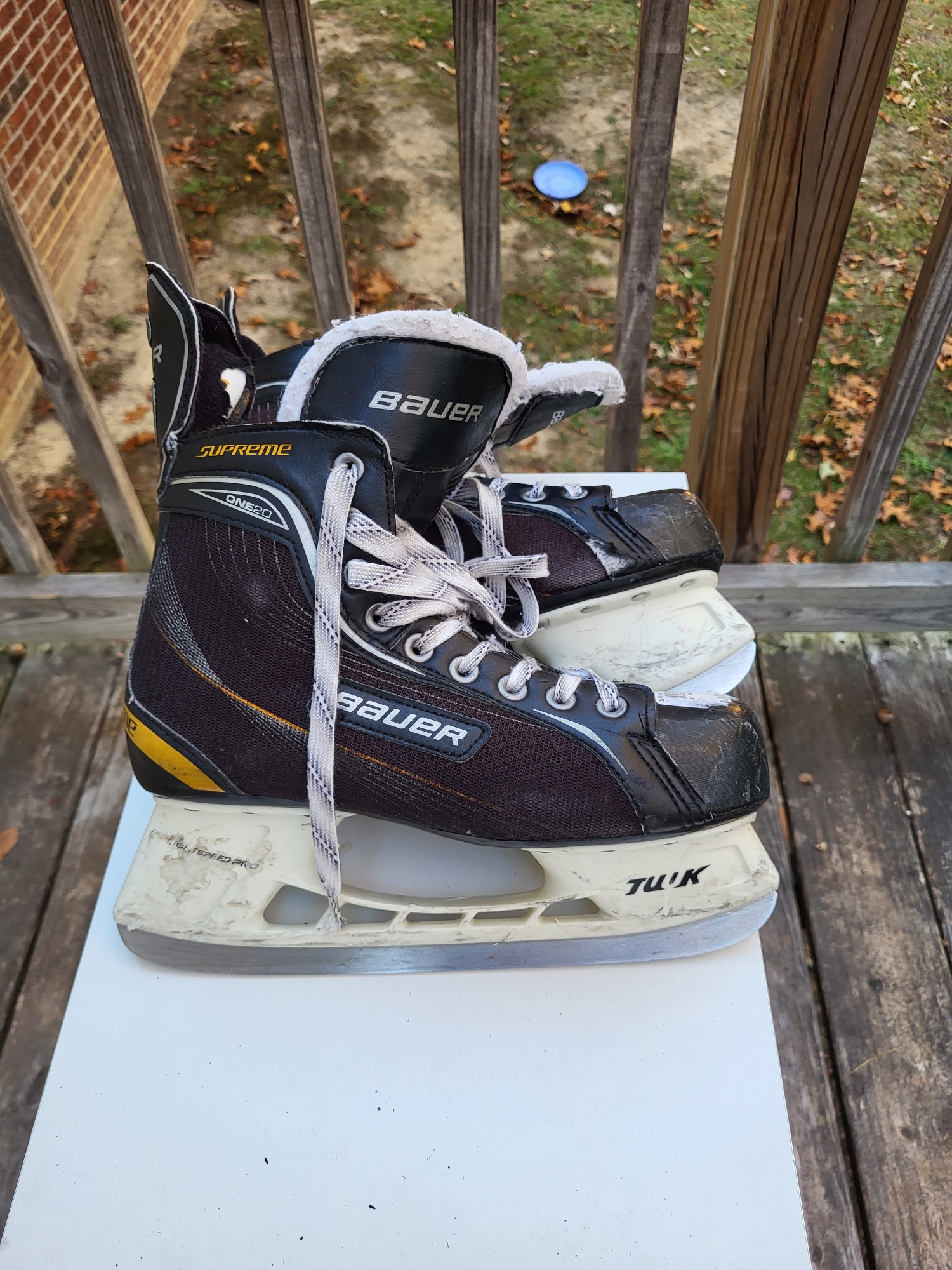 Used Senior Bauer Supreme One20 Hockey Skates Regular Width Size 8.5