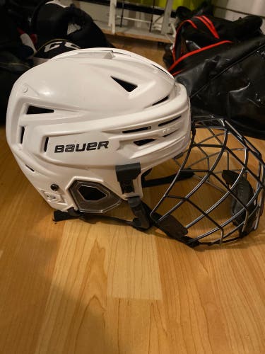 Used Medium Bauer Re-Akt 150 Helmet