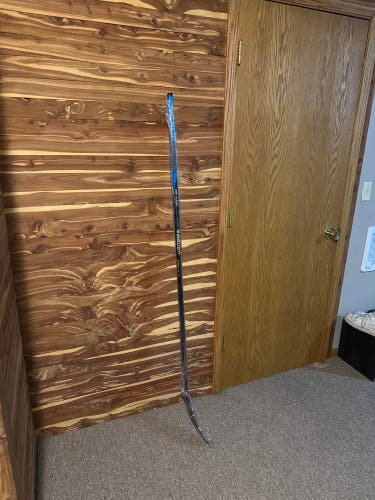 Right Handed P28 Nexus Sync Hockey Stick