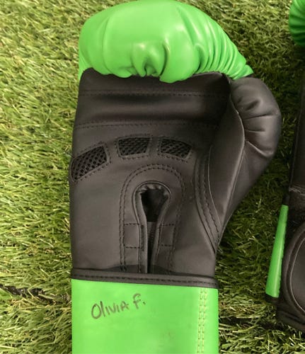 Used Cantury Brave 6oz Gloves