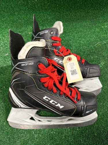 Used Intermediate CCM Tacks 9040 Hockey Skates (Regular) - Size: 4.0