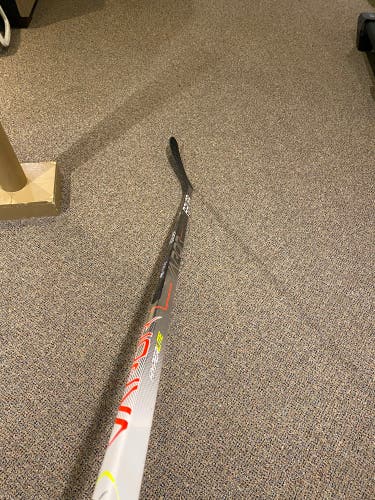 Senior Left Hand P28  Vapor Hyperlite Hockey Stick