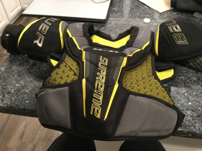 Senior Small Bauer Supreme 1S Shoulder Pads