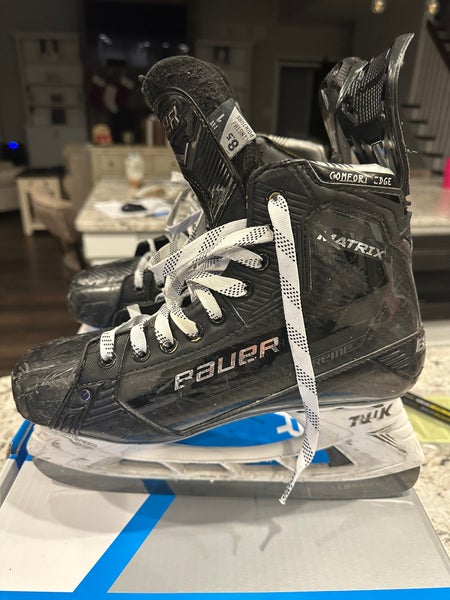 Used Bauer Regular Width Pro Stock Size 8.5 Supreme Matrix Hockey Skates