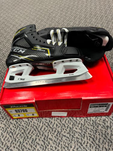 CCM Tacks 9370G Size 8 D Width goal skate