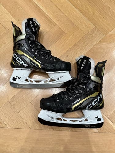 Like New Senior CCM AS-V Pro Hockey Skates Size 8