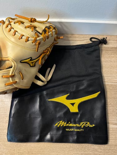 2022 Mizuno Catcher's 33.5" Pro Baseball Glove with glove bag