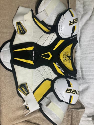 Bauer Supreme One40 Shoulder Pads