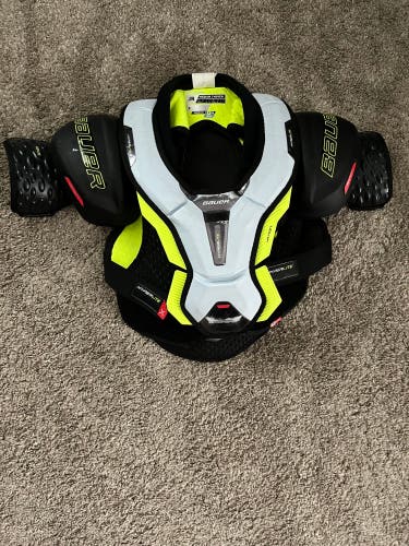 Used Medium Bauer  Vapor Hyperlite Shoulder Pads