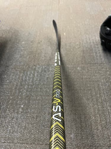 Senior Right Handed P28  Super Tacks AS-V PRO Hockey Stick