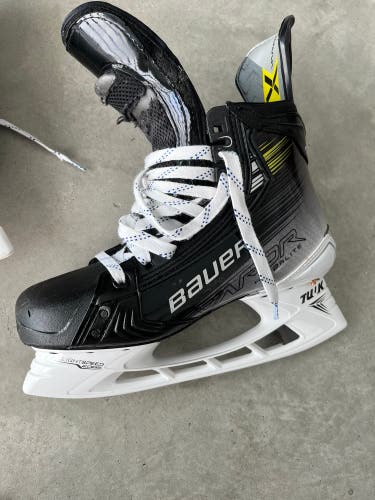 New Bauer Regular Width  Size 7.5 Vapor Hyperlite 2 Hockey Skates