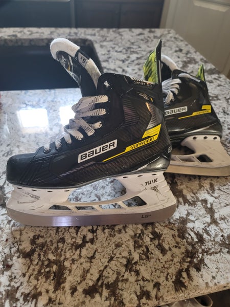 Intermediate Used Bauer Supreme Hockey Skates Size 5.5