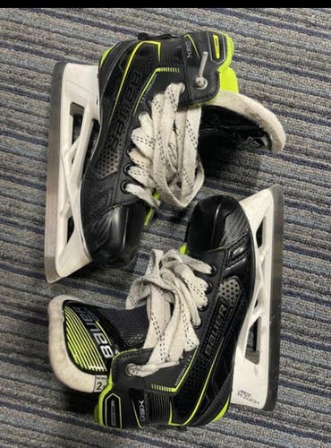 Junior Used Bauer GSX Hockey Goalie Skates Regular Width Size 2.5