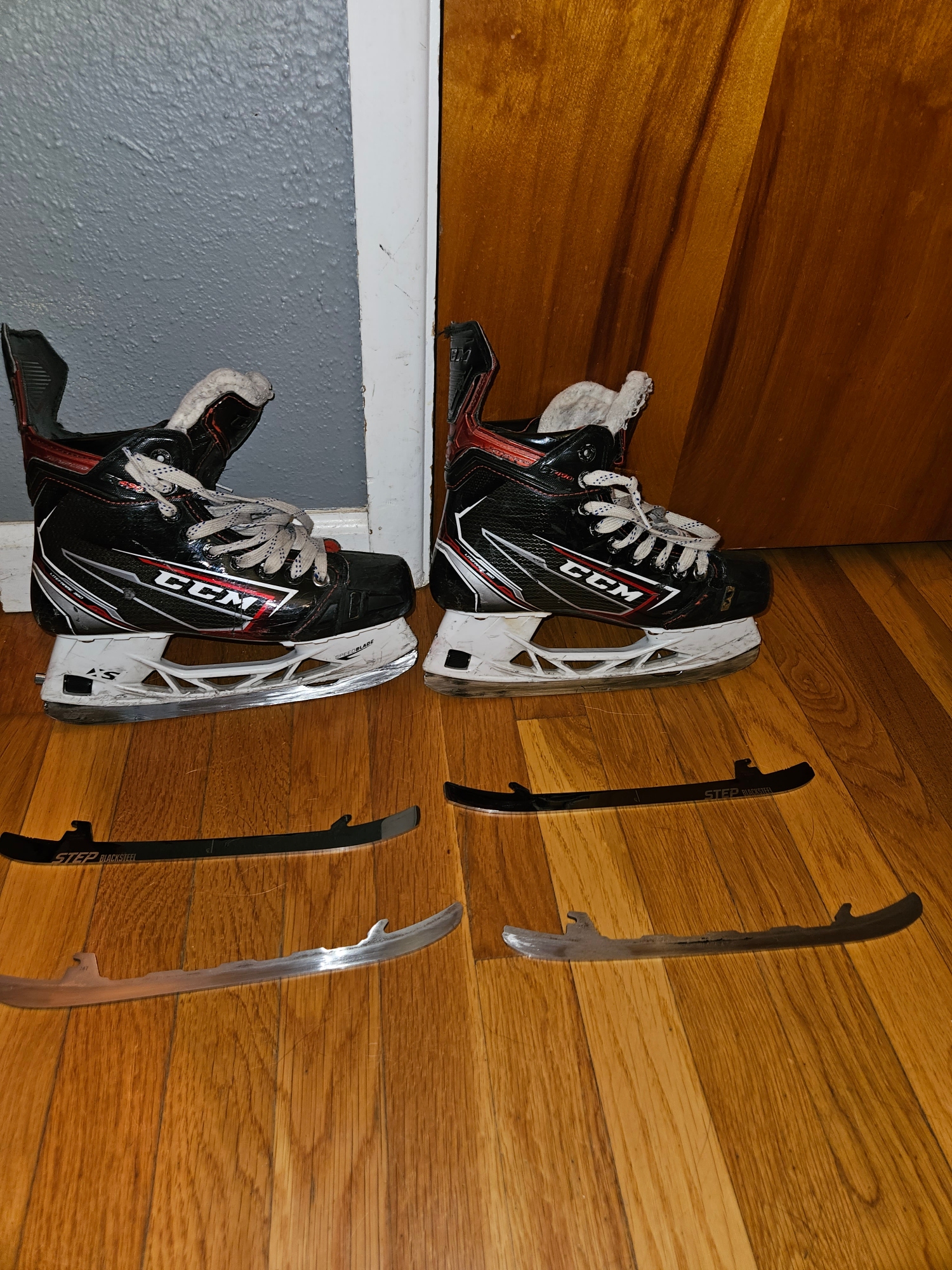 Youth Used CCM JetSpeed FT490 Hockey Skates Regular Width Size 5.5