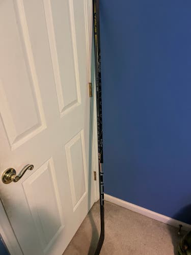 Senior Right Handed Mid Pattern  catalyst 9x3 Hockey Stick