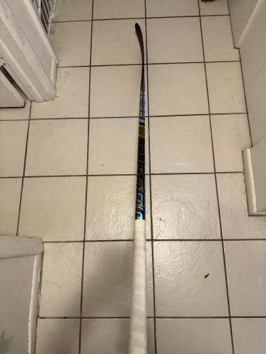 Bauer Senior Right Handed P28 Supreme 2S Pro Hockey Stick