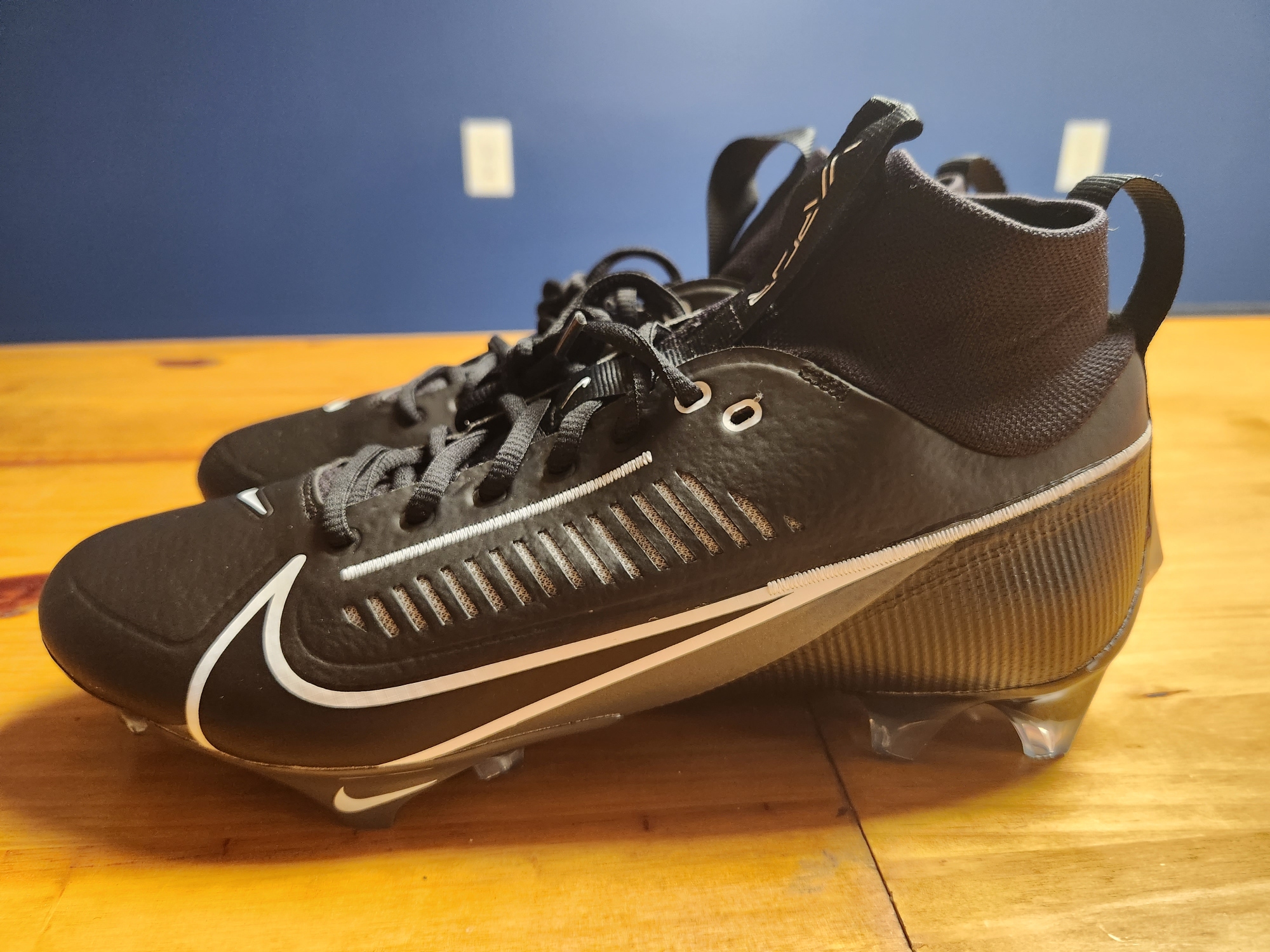 New Men's Size 10 (Women's 11) Molded Cleats Nike Mid Top