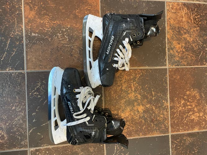 Used Bauer Wide Width  Pro Stock Size 9 Supreme Mach Hockey Skates