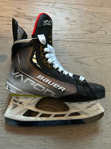 Used Bauer Extra Wide Width  Size 7 Vapor Hyperlite Hockey Skates
