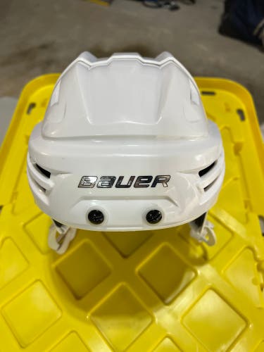 White Medium Bauer Re-Akt Helmet listing For NW_Collection Only