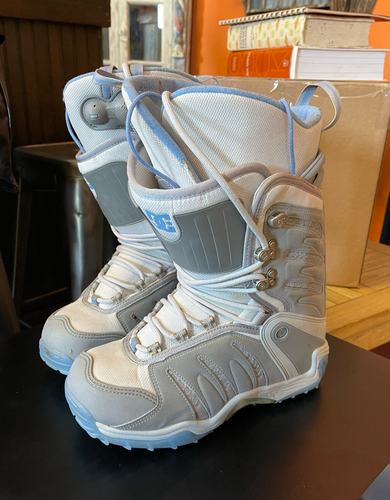 Used Women's Size 10.0 DC Snowboard Boots