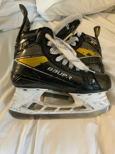 Bauer 3s pro Regular Width Size 2.5 Hockey Skates