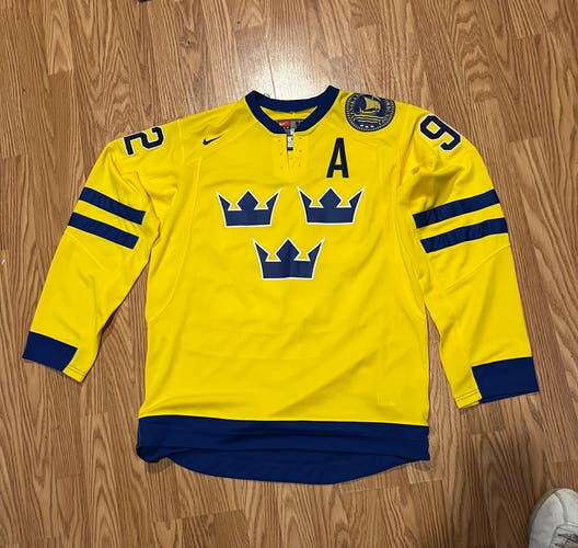 Signed Gabriel Landeskog team Sweden Nike jersey size M