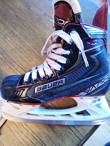 Junior Used Bauer Vapor X2.7 Hockey Skates Regular Width Size 2