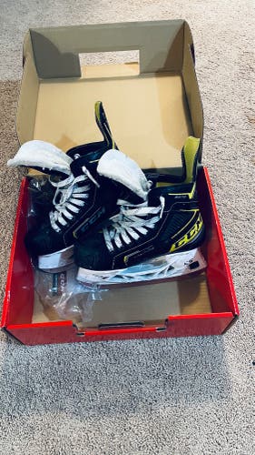 Used CCM Regular Width Size 3.5 Super Tacks 9370 Hockey Skates