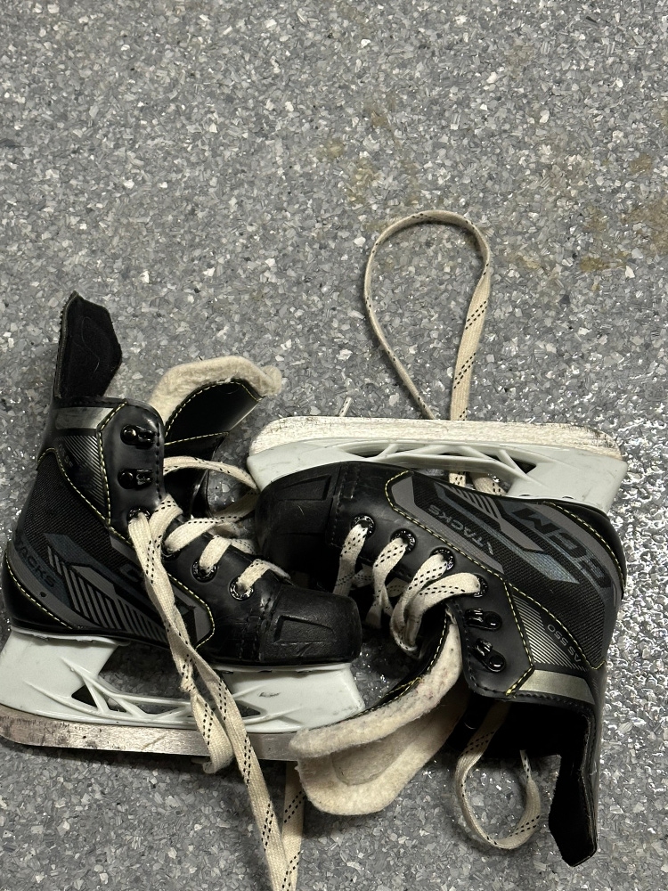 Ccm tacks youth ice skates