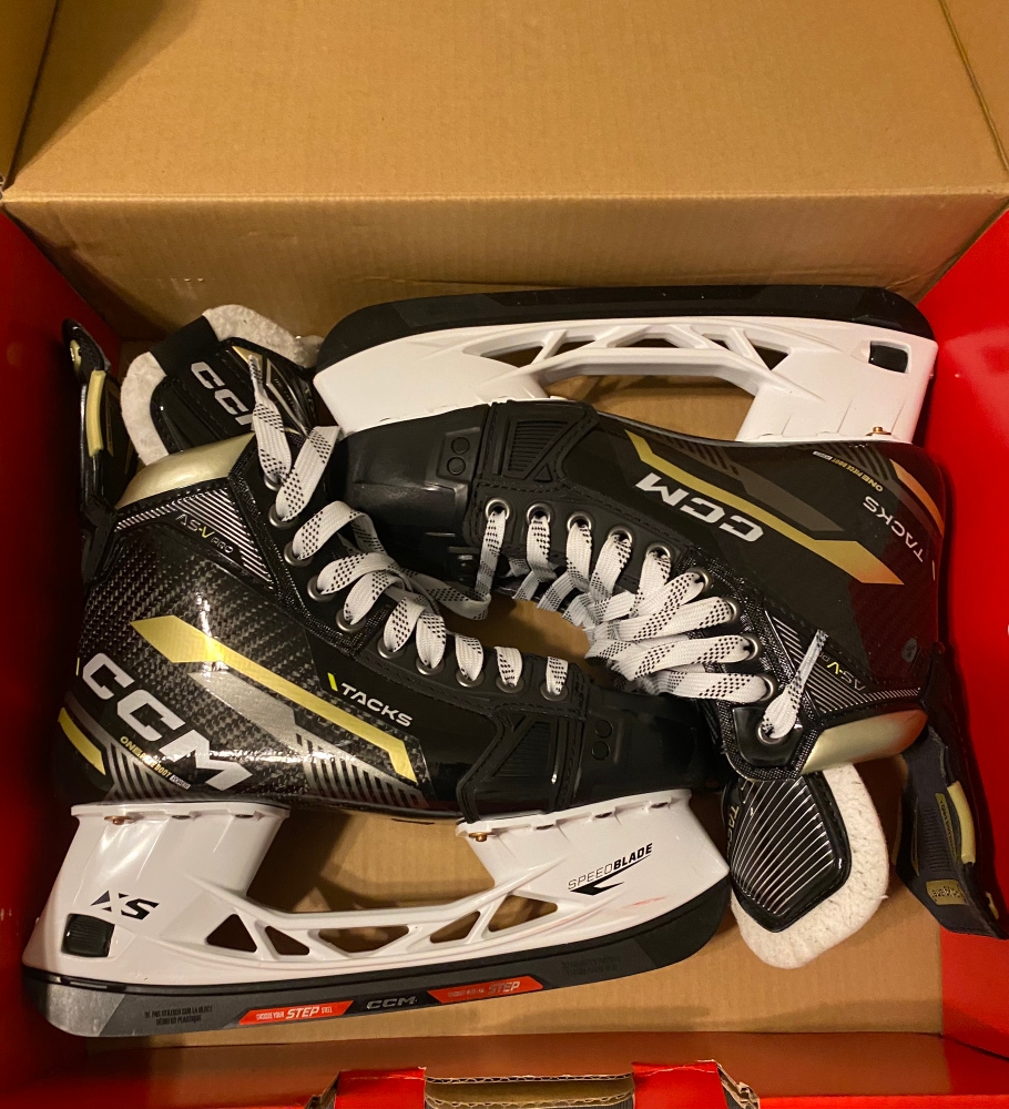 Intermediate CCM Narrow Width   Size 6.5 AS-V Pro Hockey Skates