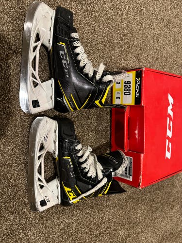 Used CCM Junior Regular Width  Size 3 Super Tacks 9380 Hockey Skates