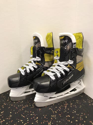 New Bauer Extra Wide Width  Size 1 Supreme 3S Hockey Skates
