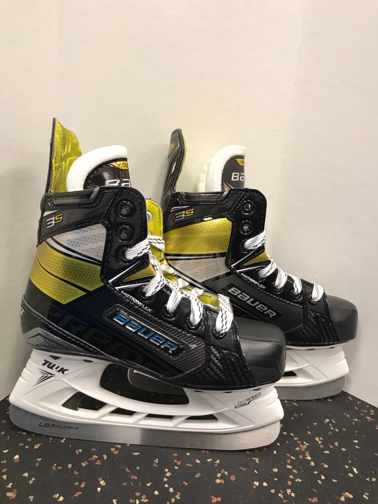 New Bauer Regular Width  Size 1.5 Supreme 3S Hockey Skates