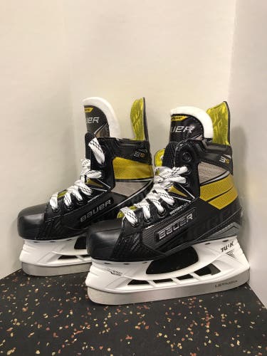 New Bauer Regular Width  Size 1 Supreme 3S Hockey Skates