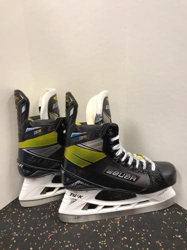 New Bauer  Size 8.5 Supreme 3S Hockey Skates