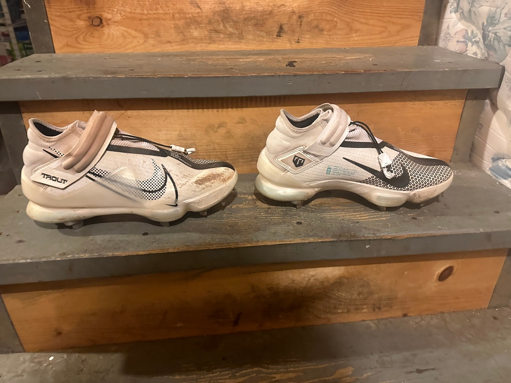 White Adult Metal Nike Force Zoom Trout 7